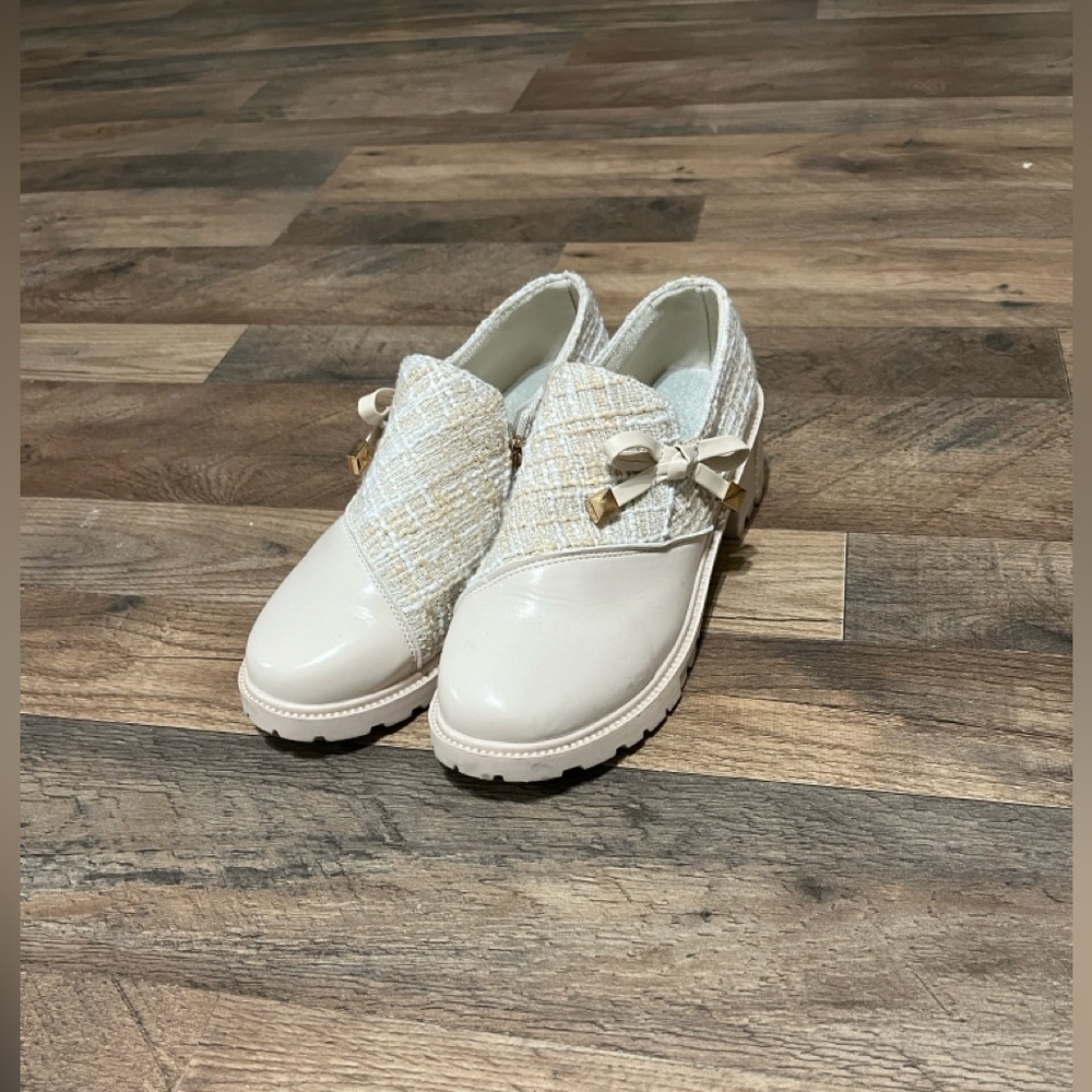 Chic Cream Women's Heels with Bow Accent
